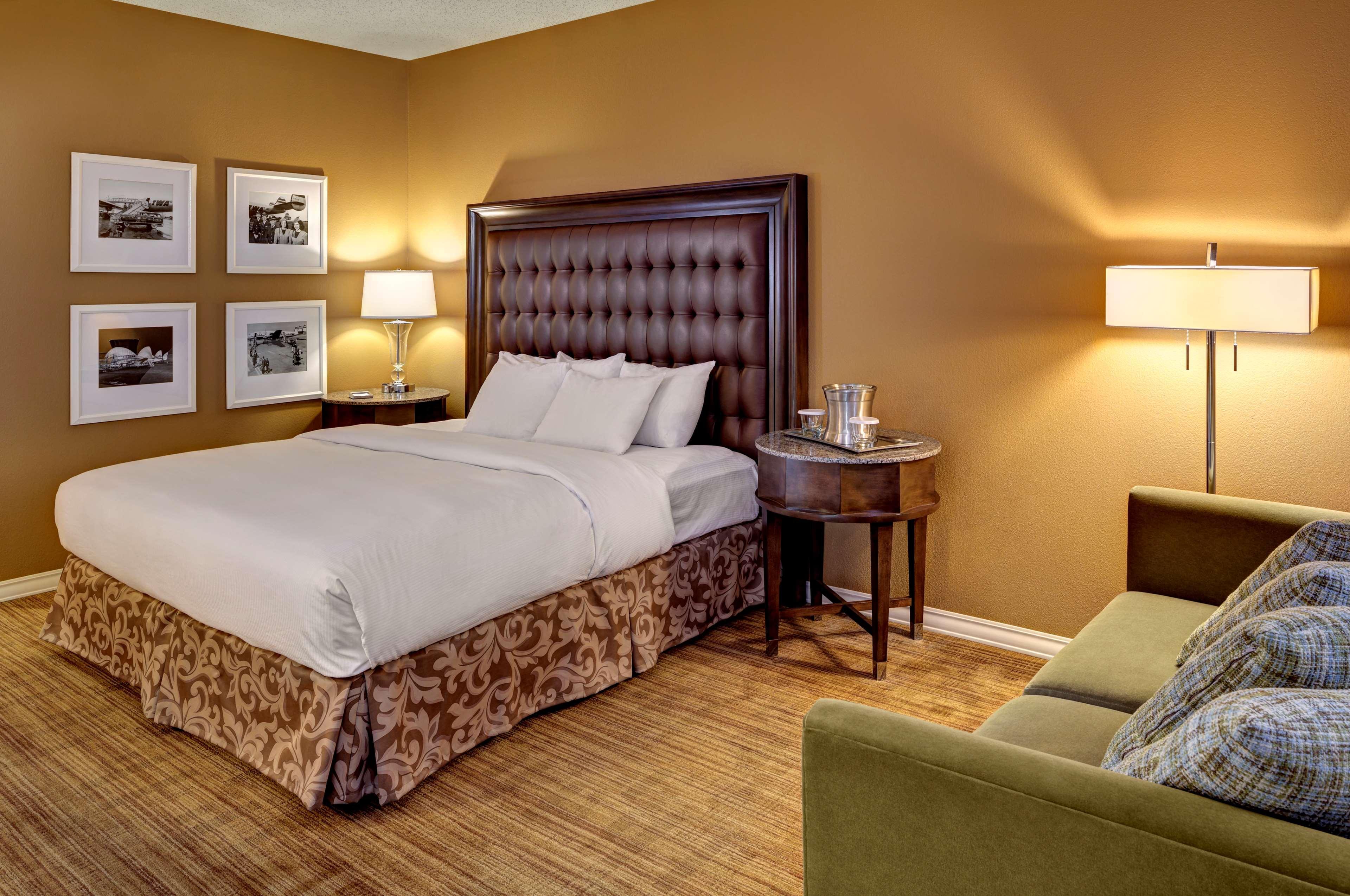 Hilton St. Louis Airport Hotel Woodson Terrace Room photo